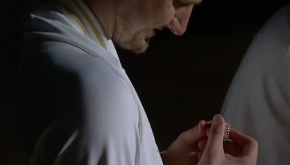 开云下载-轻描淡写大三双！约基奇领完戒指带队再胜湖人